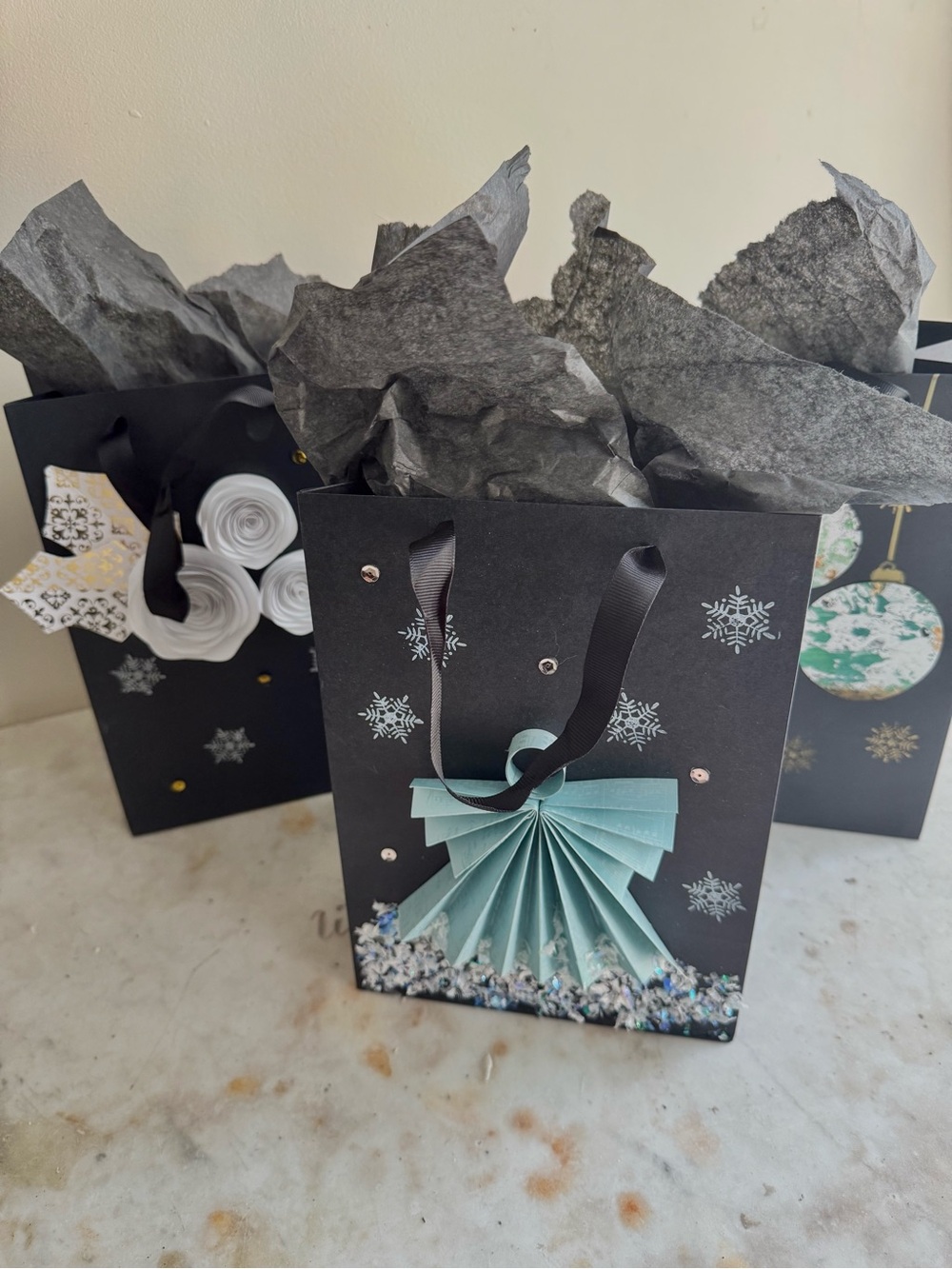 3 Delux holiday gift bags & tags